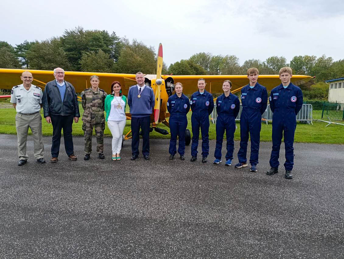 Groupe devant l'avion